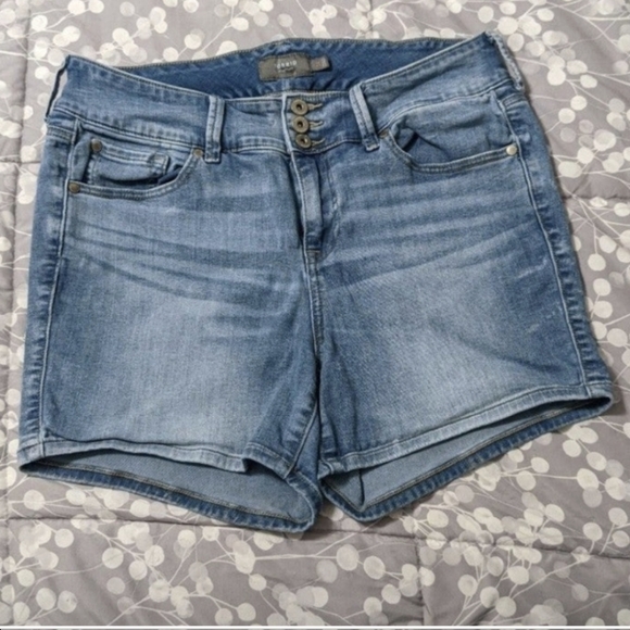 SOLD - BUNDLE OF 2 Denim Shorts sz 14 Torrid / UT - Picture 2 of 7